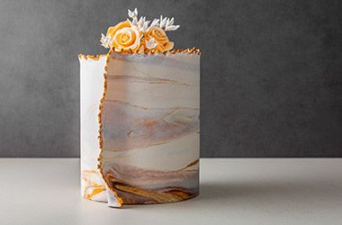 Kutlama Pastası; Şeker Hamuru İşleme Ve Çiçek Modelleme Teknikleri
