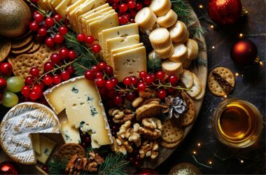 Yemeğe Eşlik Edenler - Şarap & Peynir Tahtası